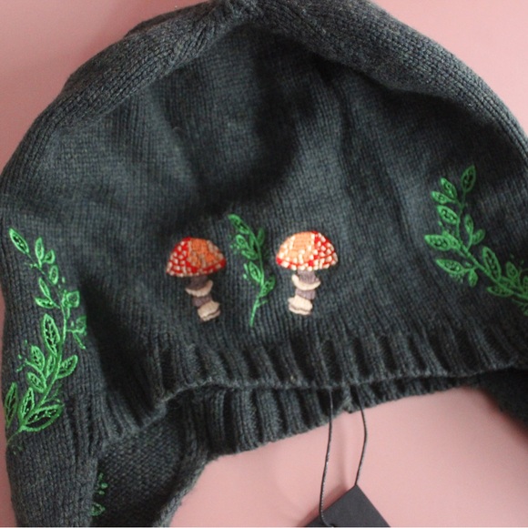 DISTURBIA Fable Embroidered Bonnet Hat - Picture 2 of 6